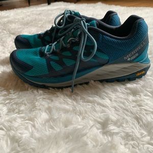 Waterproof hiking shoes
